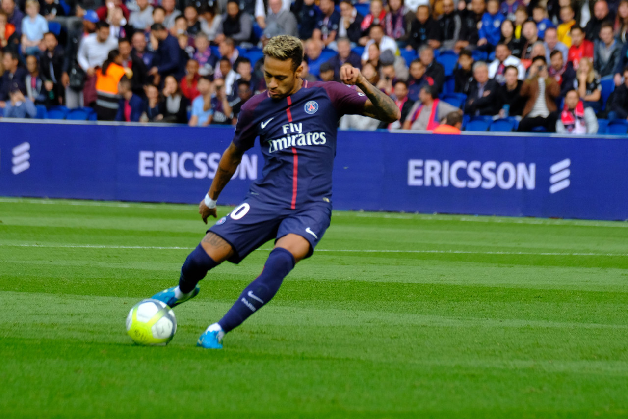 德转列中锋身价榜：哈兰德1.8亿欧居首，姆巴佩第二（德转中锋身价榜：哈兰德1.8亿欧领跑，姆巴佩居次）