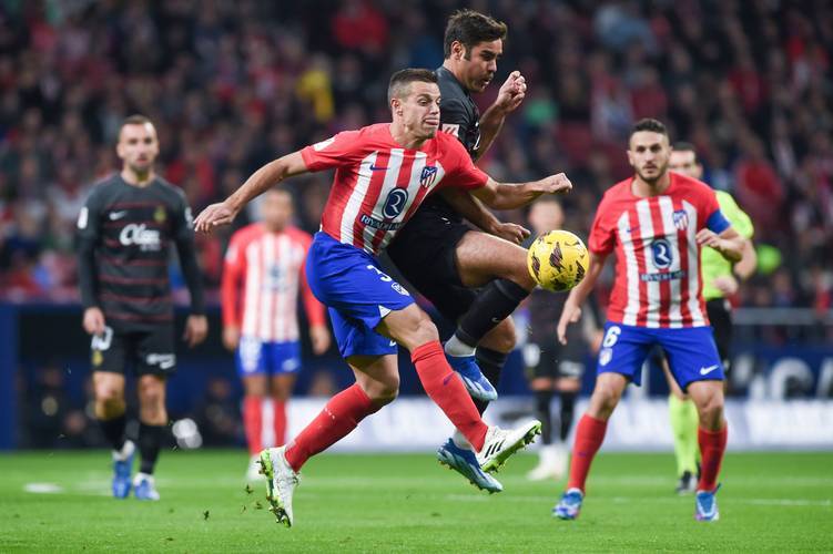 萨拉维亚：C罗是职业与坚持的标杆，梅西是不可复制的天才（萨拉维亚：C罗是职业态度与恒心的楷模，梅西是无法复制的天才）