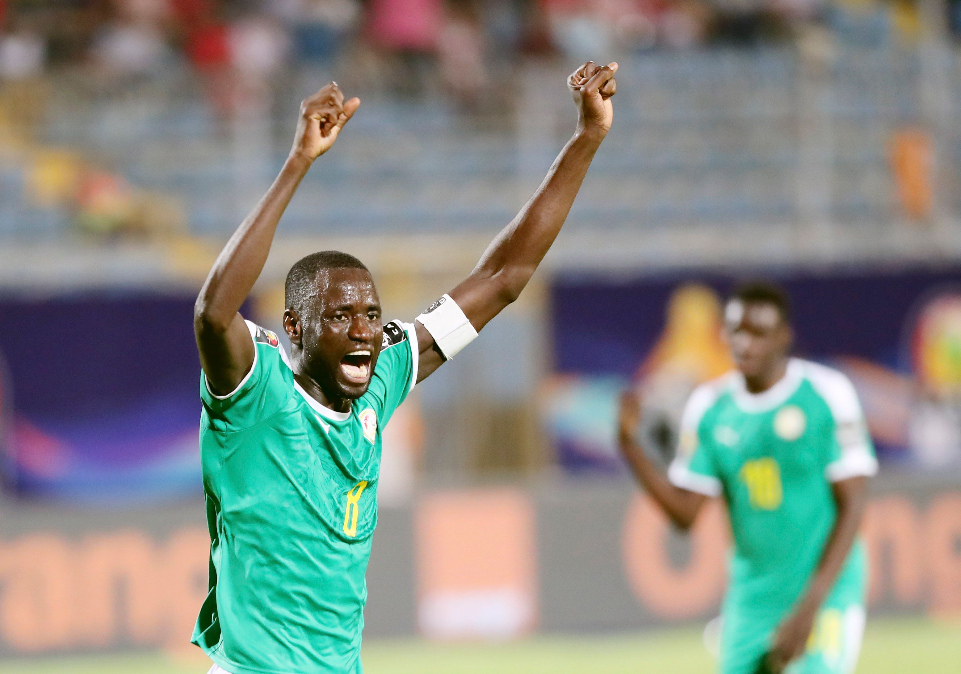 足坛年度十大新闻出炉，各界议论不断（年度足坛十大要闻揭晓，引发各界热议）