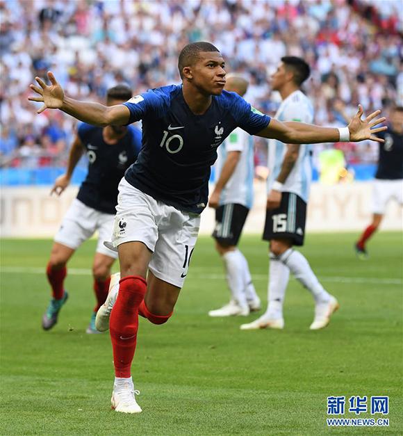 17岁天才卡尔展现极强潜力，德甲首秀表现亮眼，凭借出色技术和风格成为焦点。（17岁新星卡尔德甲处子秀惊艳，凭精湛脚法与独特风格抢尽风头）