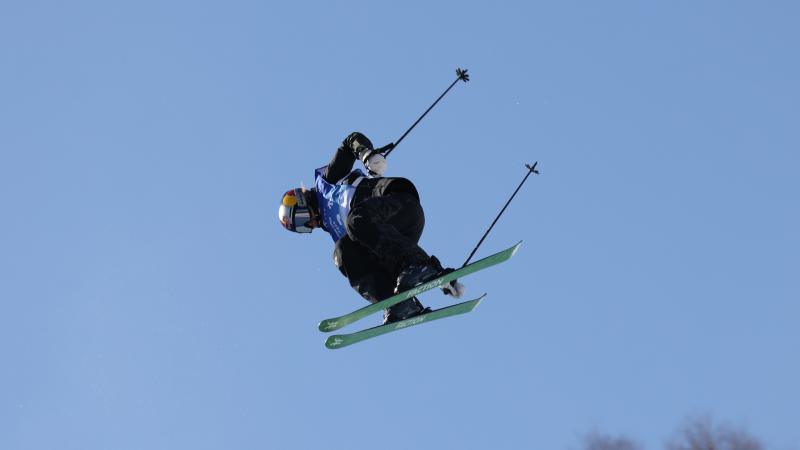 默特萨克、于大宝观战梅州U15vs浙江U15，并与小球员互动（默特萨克与于大宝到场观看梅州U15对阵浙江U15，并与小球员互动交流）