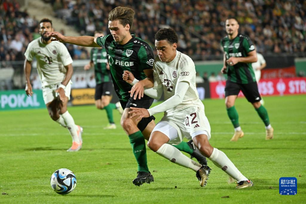 梦幻联动！T1四人组造访拜仁主场，领取印有自己名字的拜仁队服